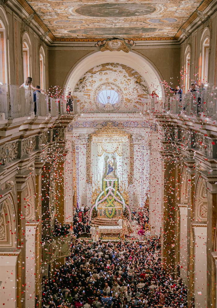 Cascata di petali di rosa ecco cosa accadrà domani