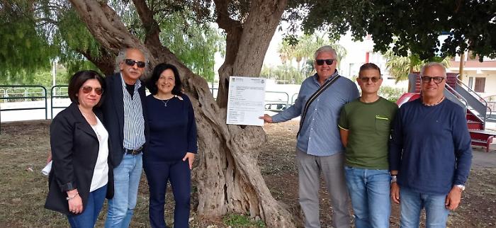 Comiso lavori parchi inclusivi da sinistra Giurato l'assessore Cassibba il sindaco Schembari il rappressentante dell'impresa e i tecnici comunali