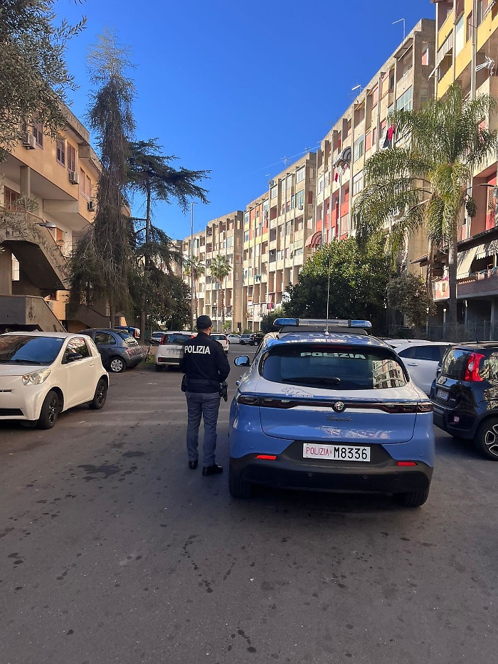 FERMATO CON LA DROGA IN AUTO MENTRE VA A SPACCIARE. LA POLIZIA DI STATO AR...ICATO.