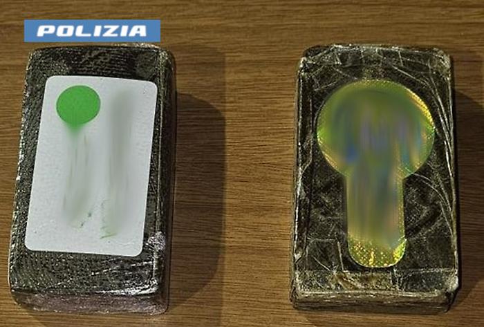 IN MACCHINA CON DUE PANETTI DI DROGA. 26ENNE ARRESTATO DALLA POLIZIA DI STATO.