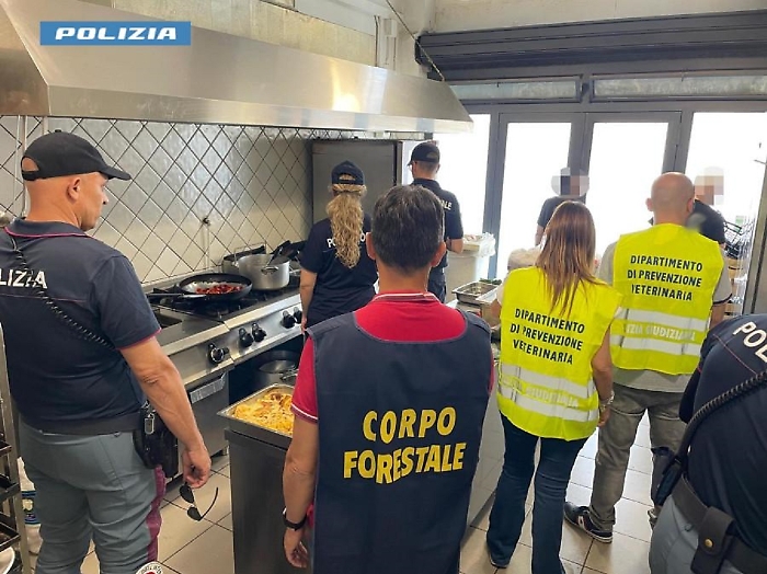 LAVORATORI IN NERO E PESCE SURGELATO NON TRACCIATO, CONTROLLI DELLA TASK FORCE COORDINATA DALLA POLIZIA DI STATO IN UN BAR DI CORSO INDIPENDENZA. SANZIONI PER 26 MILA EURO