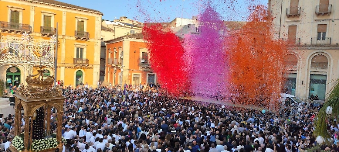 La fase conclusiva del canto dell'Inno in piazza Fonte Diana