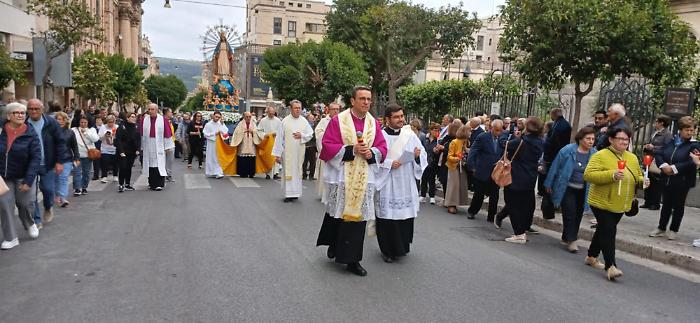 La processione in centro storico guidata dal parroco don Burrafato