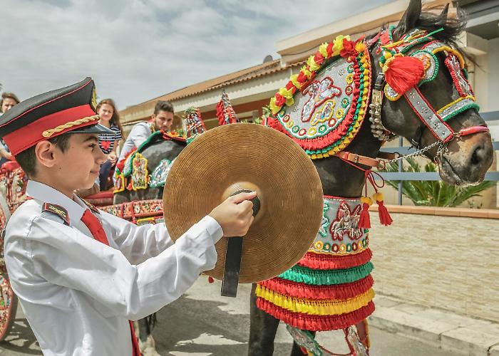 La raccolta dei doni con i carretti siciliani