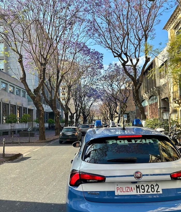 MINACCIA LA DIPENDENTE DI UN NEGOZIO DEL CENTRO PER FARSI CONSEGNARE L&rsquo;INCASSO, LADRO ARRESTATO IN FLAGRANZA DALLA POLIZIA DI STATO