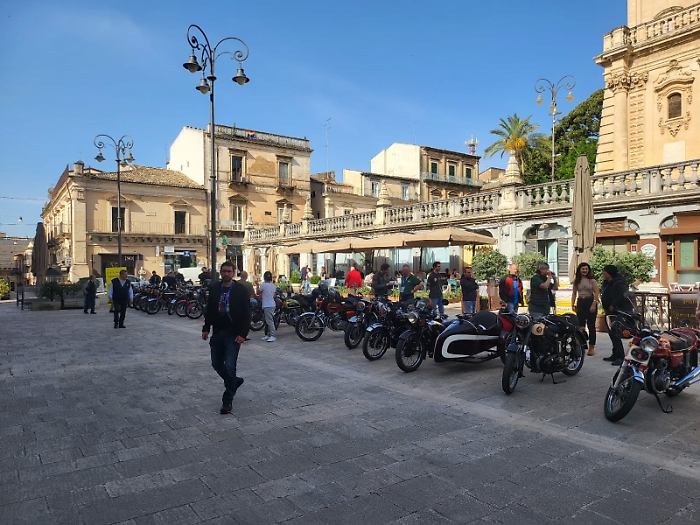 Moto storiche esposte questa mattina in piazza San Giovanni a Ragusa prima della partenza
