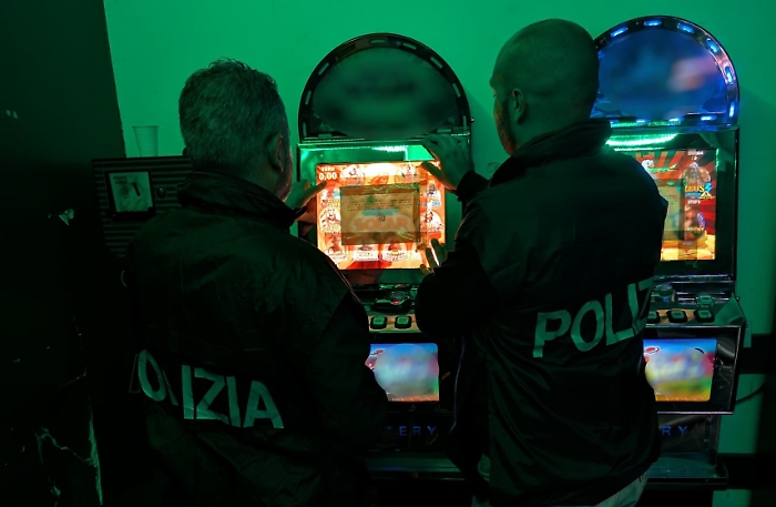 - SCOPERTA DALLA POLIZIA DI STATO UNA SALA GIOCHI ABUSIVA, SEQUESTRATE 5 SLOT MACHINE E ELEVATE SANZIONI PER 56 MILA EURO