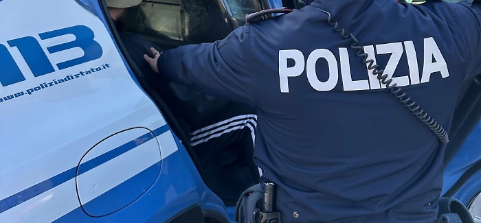 Va a casa di una donna per fare le pulizie ma la violenta e la deruba: denunciato