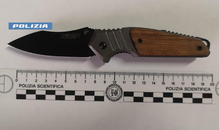 - &ldquo;SE NON MI DAI I SOLDI, TI BRUCIO CASA&rdquo;. 43ENNE ADRANITA MINACCIA CON UN COLTELLO L&rsquo;ANZIANA MADRE FERMATO E DENUNCIATO DALLA POLIZIA DI STATO