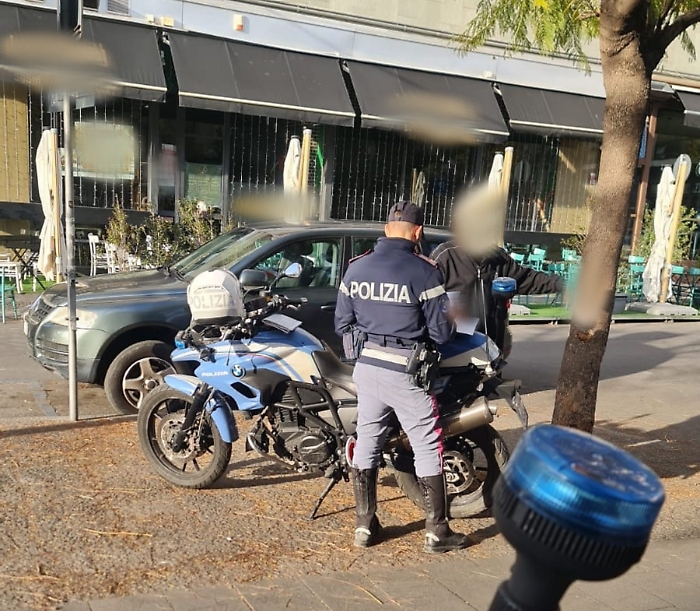 SMONTA I FARI DI UN&rsquo;AUTO PARCHEGGIATA IN CENTRO, LADRO 51ENNE ARRESTATO IN FLAGRANZA DALLA POLIZIA DI STATO