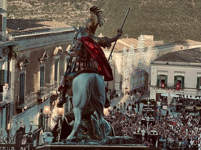 San Giorgio abbraccia fedeli e devoti prima processione edizione 2025