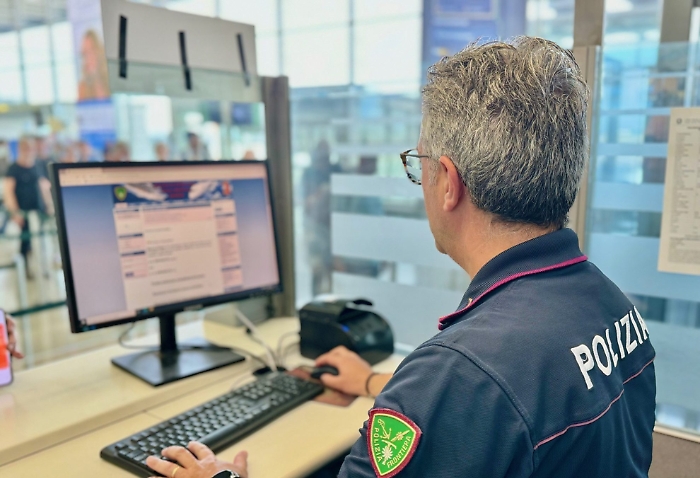 TENTA DI IMBARCARSI CON UN PASSAPORTO CONTRAFFATTO, PASSEGGERO CINESE ARRESTATO DALLA POLIZIA DI STATO