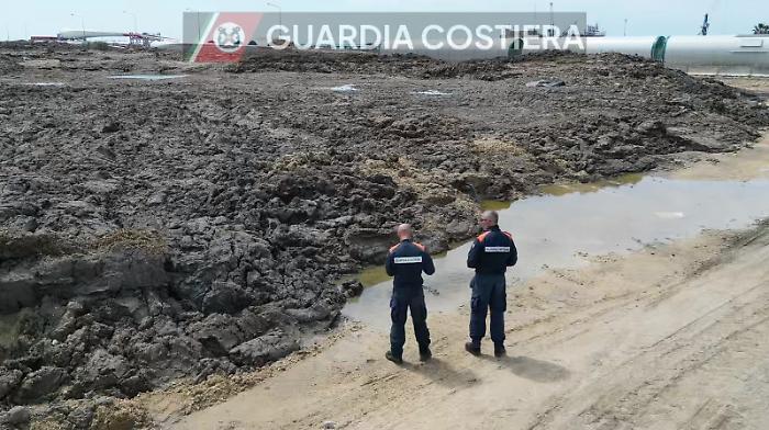 Guardia costiera controlli su dragaggio fanghi