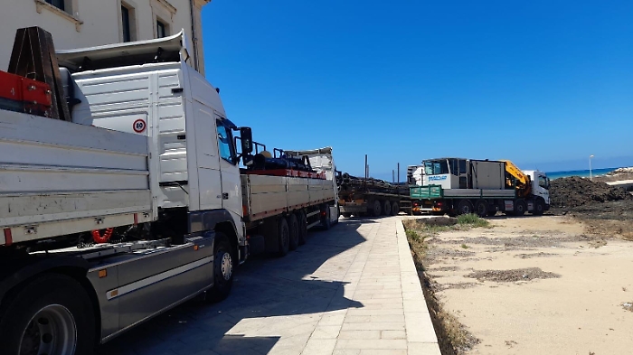 arrivo pontone porto Donnalucata