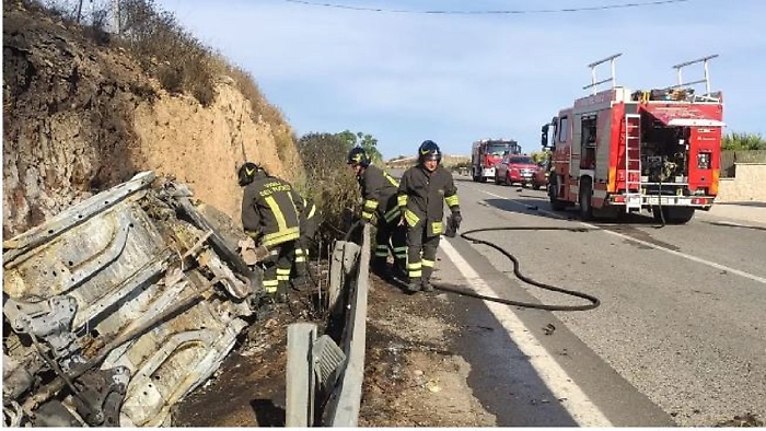 auto carbonizzata playa grande