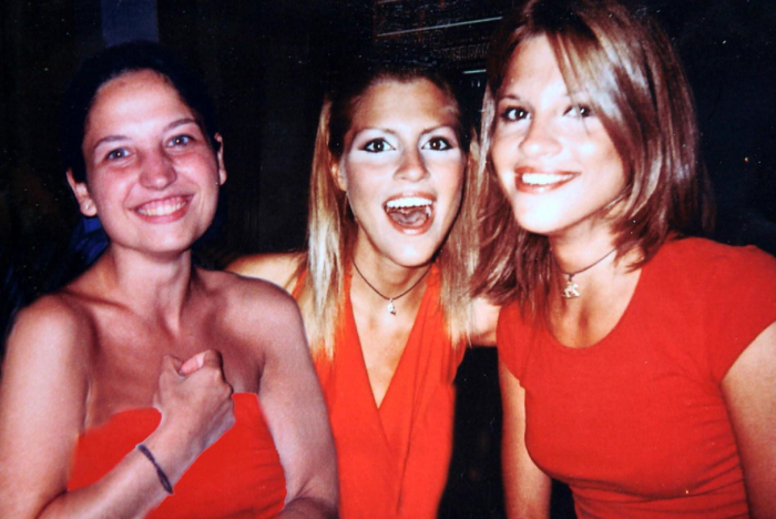 da sinistra Chiara Poggi e le cugine Stefania e Paola Cappa