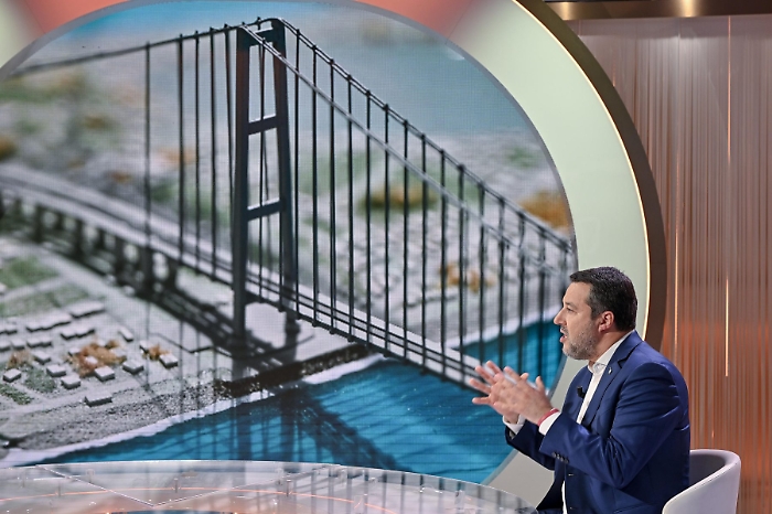 Ponte, Salvini: &laquo;Percorribile nel 2032&raquo;. Ma &egrave; polemica sui controlli antimafia