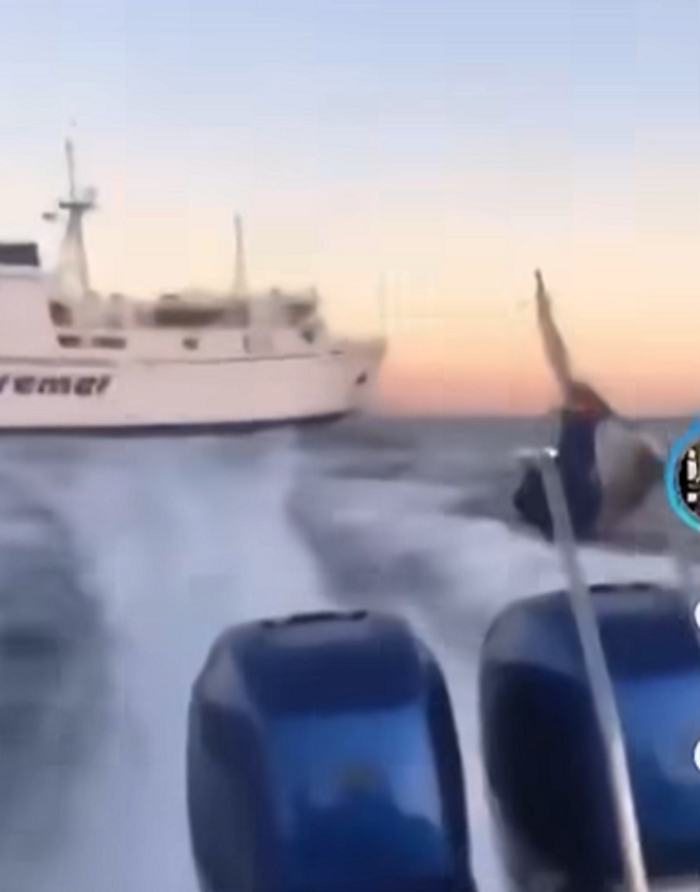Motoscafo taglia la rotta ad un traghetto