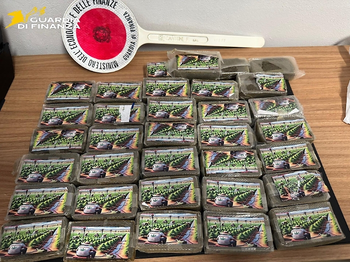 A spasso per Campobello di Mazara con tre chili e mezzo di hashish: arrestato dai finanzieri