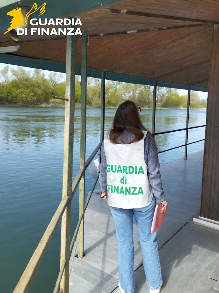 La casa galleggiante di 200 mq sul Ticino era abusiva: la GdF scopre canoni non pagati per 85 mila euro