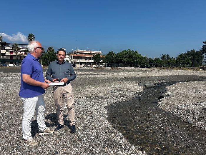Il mare di Fondachello &egrave; pulito e balneabile. Sopralluogo del sindaco alla foce del torrente Macchia