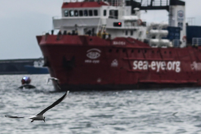 Sbarcati a Pozzallo i migranti a bordo della Sea Eye 5