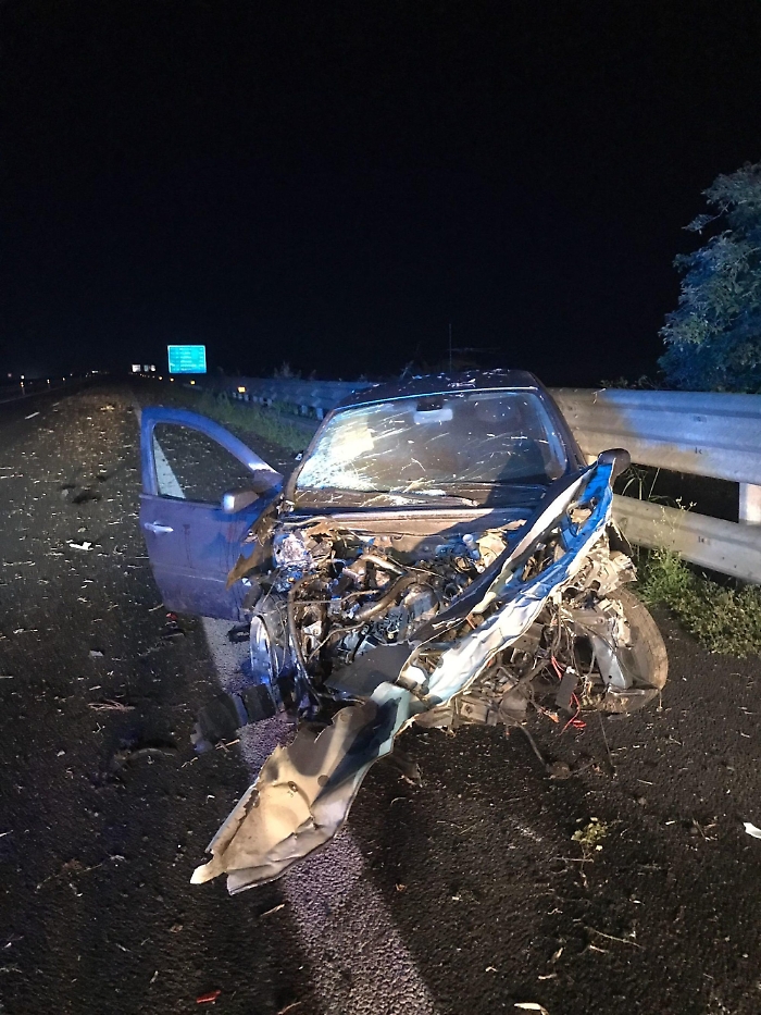 Auto contro guardrail, muore giovane calciatore
