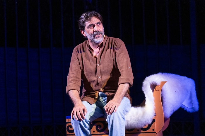 All'Agricantus di Palermo Sergio Vespertino narra il lungo viaggio di ritorno di Ulisse, l'eroe naufrago in fuga dalle guerre