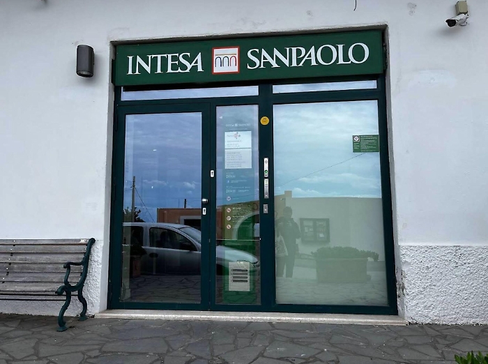 A Salina coro di "no" a chiusura di una filiale bancaria