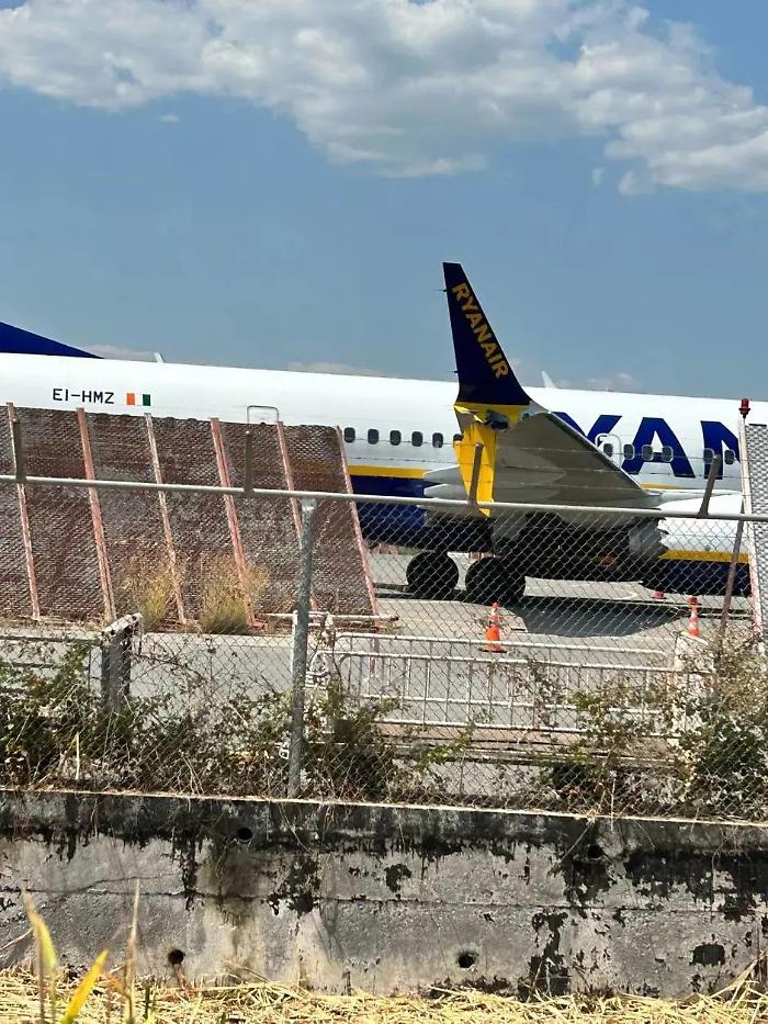 Aereo Ryanair finisce contro le barriere della pista: panico a bordo per un'ala danneggiata