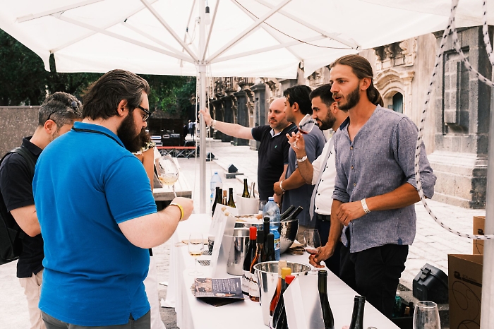Con "Piccolo &egrave; bello" a Catania si beve con i piccoli vignaioli dell'Etna