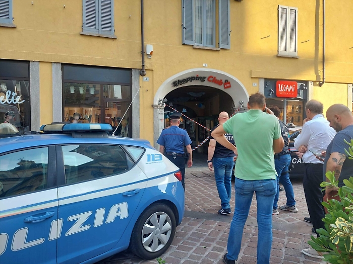 Uccide negoziante a coltellate e fugge nel Varesotto