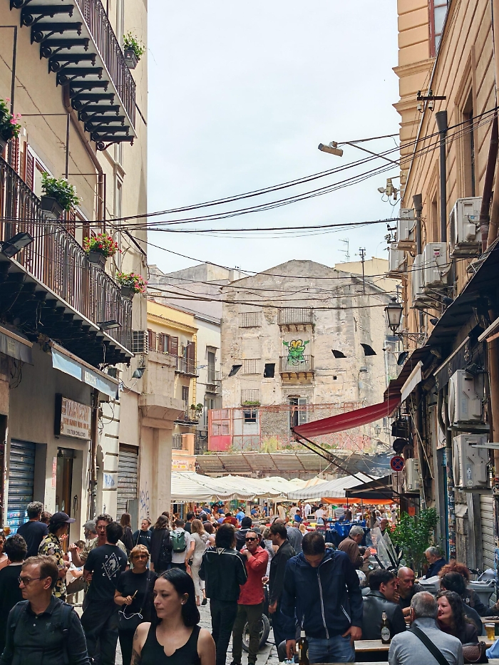 Turisti picchiati e rapinati alla Vucciria di Palermo
