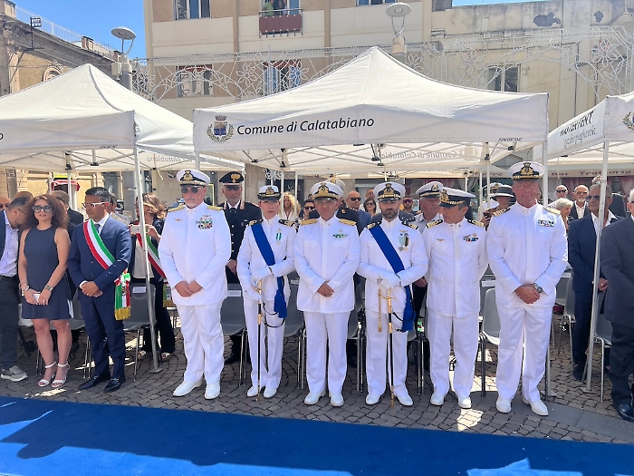 Riposto rende omaggio al Comandante Volpe, in piazza San Pietro emozionante passaggio di testimone alla Guardia Costiera