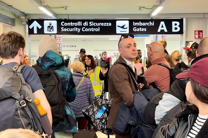 Salvini: «Traffico aereo nord ovest sta tornando alla normalità». Dirottati anche voli dalla Sicilia