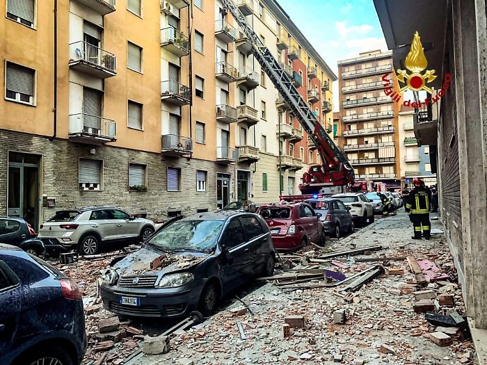 Esplosione in un appartamento a Torino, cinque feriti