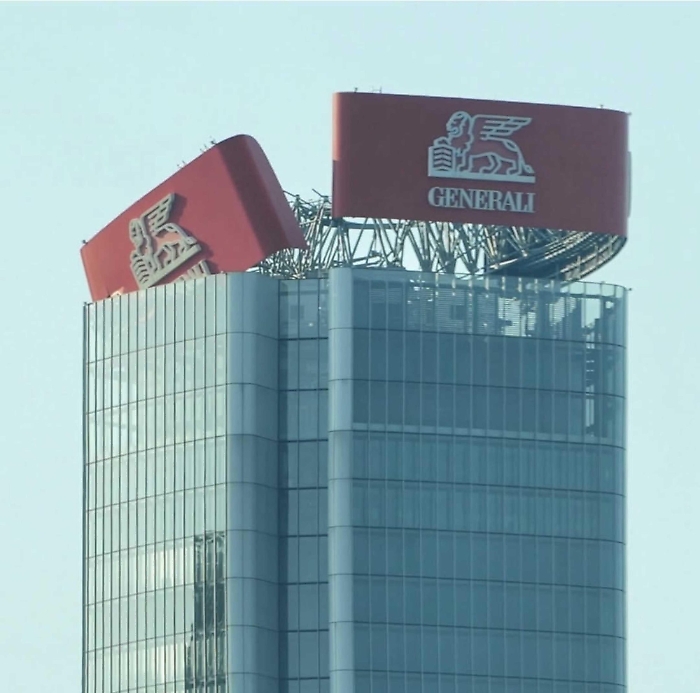 Scritta pericolante su grattacielo di Generali a Milano: isolata l'area sottostante