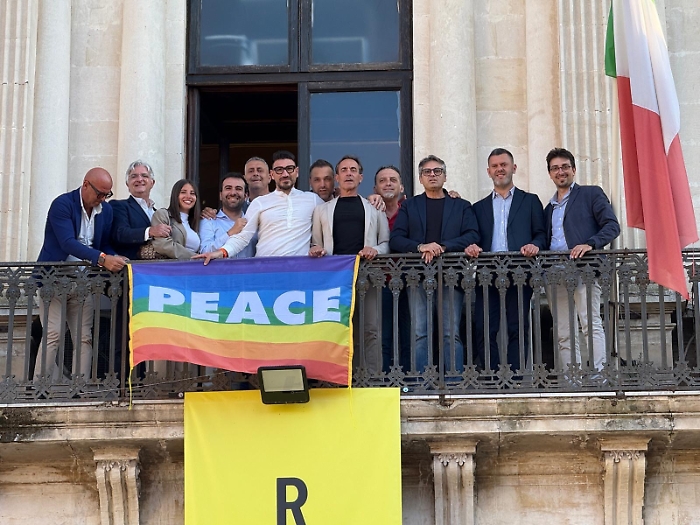 Ragusa, la bandiera della pace sul balcone del palazzo municipale su iniziativa del consiglio comunale