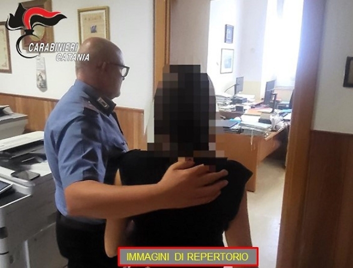 Sbarra la strada all'ex convivente, l'assalta sull'auto e spacca il parabrezza: arrestato