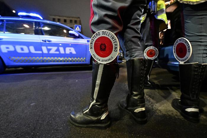 Paura a Palermo, si affaccia al balcone e minaccia i passanti con un fucile: bloccato dalla Polizia