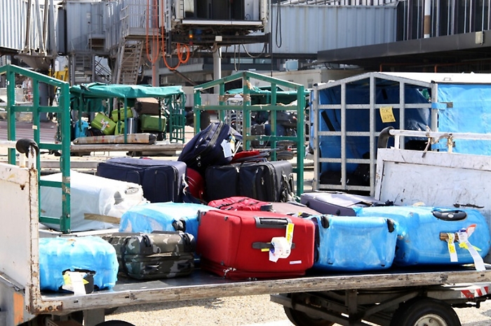 Bagagli e tariffe aeree low cost, l'Ue mette un freno alle compagnie: «La valigia è un diritto e non un lusso»