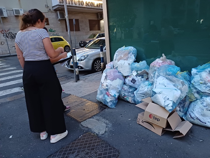 Blitz a Catania contro i "furbetti" dei rifiuti: 150 multe in una sera da vigili urbani in borghese