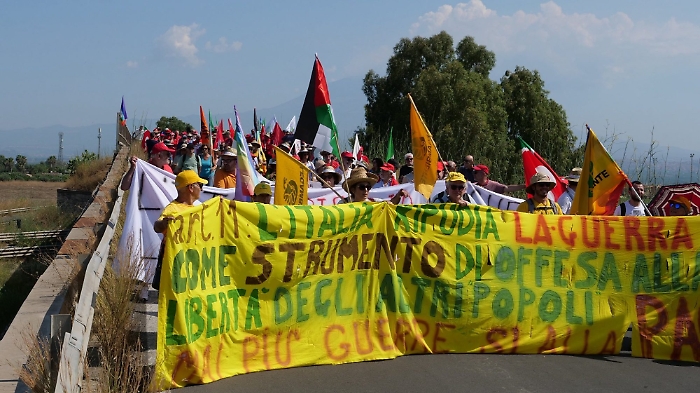 Corteo davanti a Sigonella per la "Palestina libera": "No alla guerra e al riarmo"