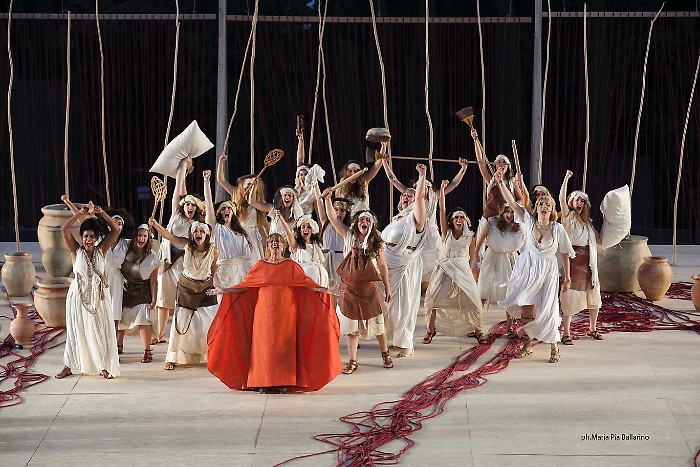 Tragedie, applausi a scena aperta per Lisistrata: il paradosso di Aristofane quanto mai attuale