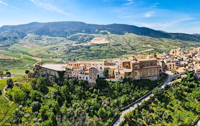 La rinascita dei borghi "fantasma" in Sicilia con le case da 1 a 3 euro: da "Sammuca" a Troina sono gli americani ad investire