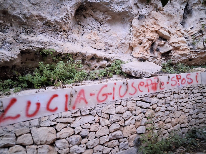 Ragusa, imbrattano la scalinata storica della Madonna del Carmine. Il consigliere Iurato: "Pessimo inizio di vita e di coppia"