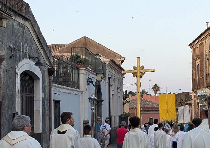 Folle doppia corsa di un'auto contro la processione: nessun ferito e a Pedara si grida al miracolo