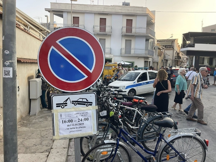 Marina di Ragusa, tensione prima della processione: rimossi motorini e bici con il carro attrezzi. Ma perch&eacute; nessuno legge i cartelli?