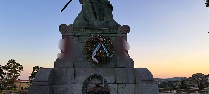 Imbrattato a Caltanissetta il monumento ai caduti