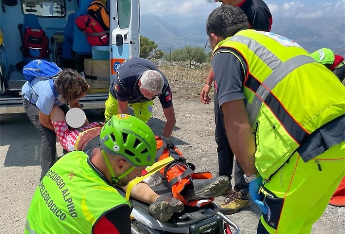 Biker si infortuna a Pizzo Manolfo: un amico chiama i soccorsi